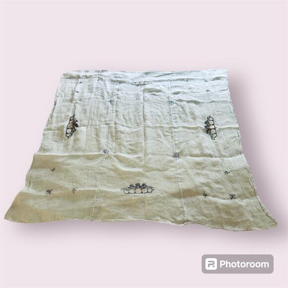 VTG Linen ? White Cross Stitch Square Tablecloth Asian Chinese Statue Decor - Picture 3 of 9